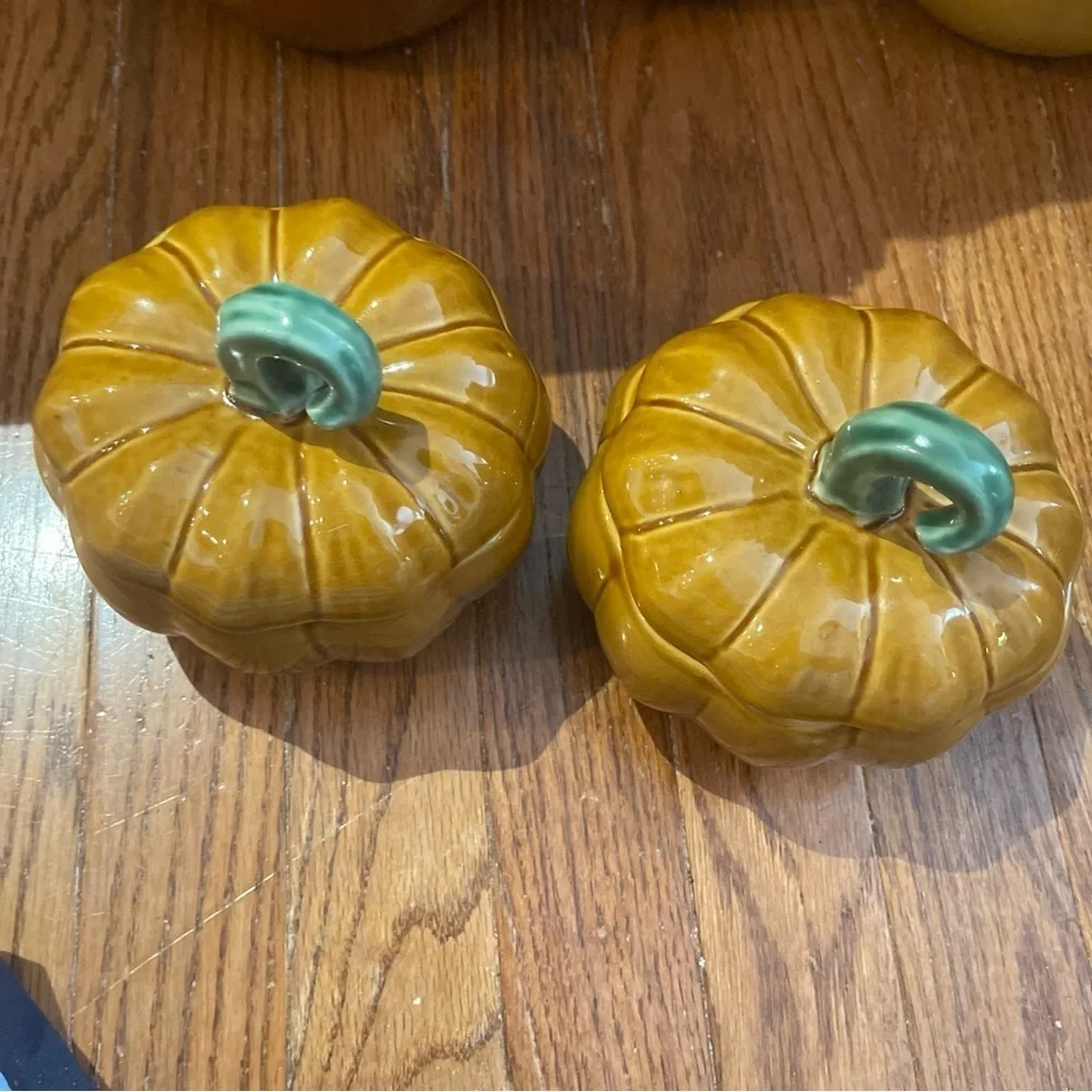 Pair Of Williams Sonoma Thanksgiving Halloween Autumn Pumpkin Covered Soup Bowls